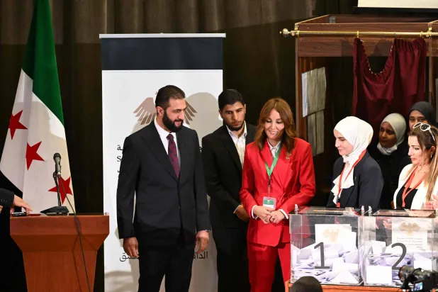 الرئيس السوري أحمد الشرع يزور مركز المكتبة الوطنية لدائرة دمشق الانتخابية (أ.ف.ب)