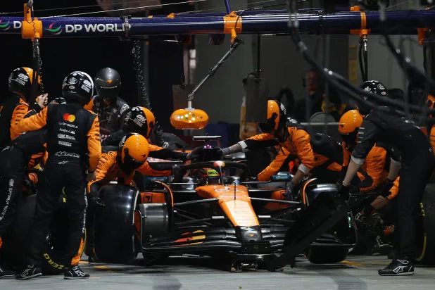 الصراع بدا واضحاً بين أوسكار بياستري والبريطاني لاندو نوريس سائقَي «ماكلارين»... (رويترز)