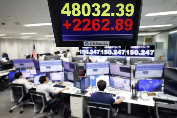 شاشة تعرض تحركات الأسهم اليابانية في أحد مكاتب السمسرة المالية في العاصمة طوكيو (إ.ب.أ)