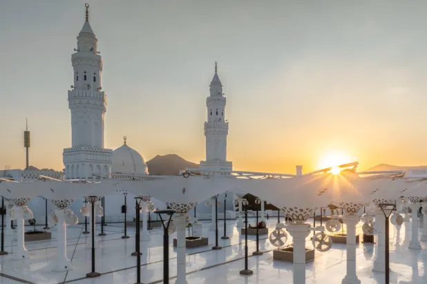 خادم الحرمين يوجّه بفتح «مسجد القبلتين» في المدينة المنورة على مدار الساعة