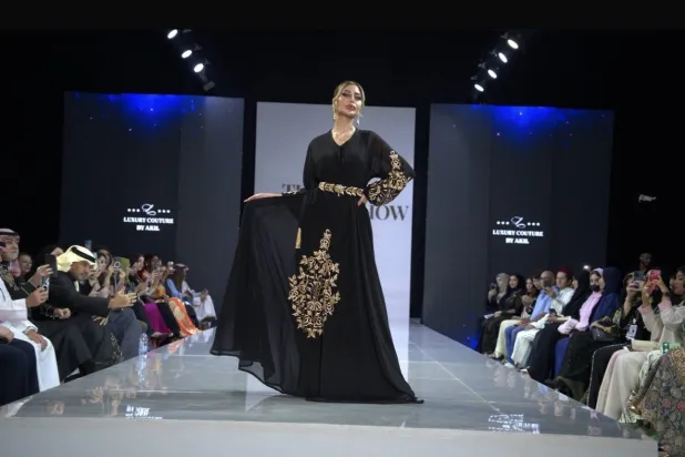 قفطان أسود من الشيفون مطرز باليد (الشرق الأوسط)