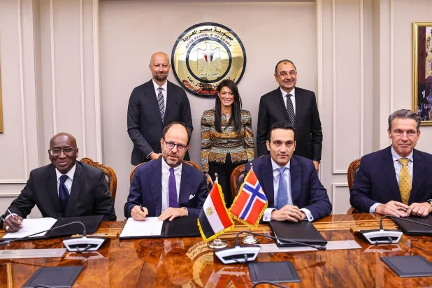 وزيرا قطاع الأعمال العام والتخطيط في مصر يشهدان توقيعاً بين شركة «دندرة» للطاقة الشمسية والبنك الأوروبي لإعادة الإعمار والبنك الأفريقي للتنمية والبنك الأوروبي للاستثمار (مجلس الوزراء المصري)