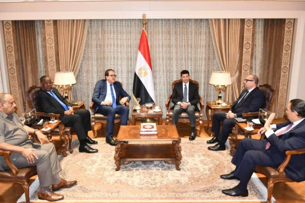 أشرف صبحي خلال الاجتماع مع اتحادي «الأنوكا» و«الأوكسا»... (وزارة الشباب والرياضة)