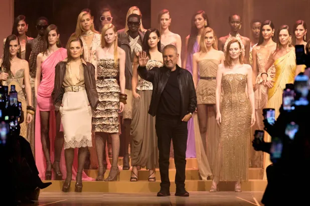 إيلي صعب في آخر العرض يحيّي ضيوفه (إيلي صعب)