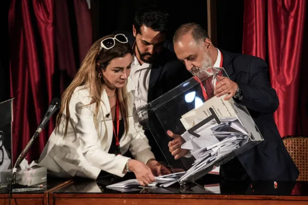 فرز الأصوات في المكتبة الوطنية بدمشق بعد انتهاء التصويت لمقاعد مجلس الشعب الأحد (د.ب.أ)