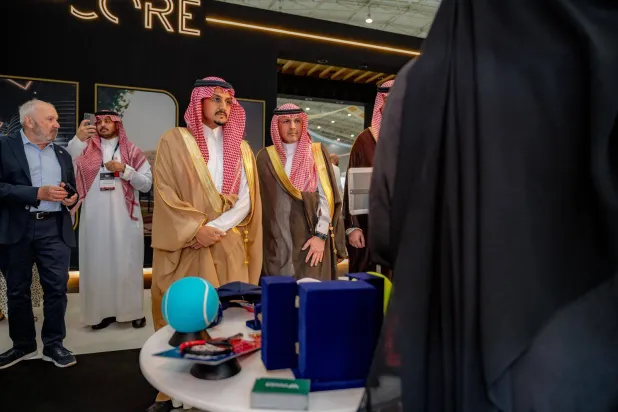 الأمير سعود بن تركي بن فيصل خلال جولته في معرض «إلينكس 2025» (الشرق الأوسط) 