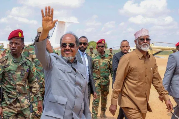 الرئيس الصومالي حسن شيخ محمود عقب وصوله لمدينة كيسمايو بولاية غوبالاند (وكالة الأنباء الصومالية)