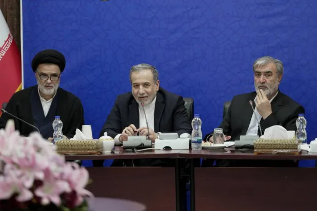 عراقجي يتوسط رئيس لجنة الأمن القومي والسياسة الخارجية في البرلمان إبراهيم عزیزي ونائبه محمود نبويان (الخارجية الإيرانية)