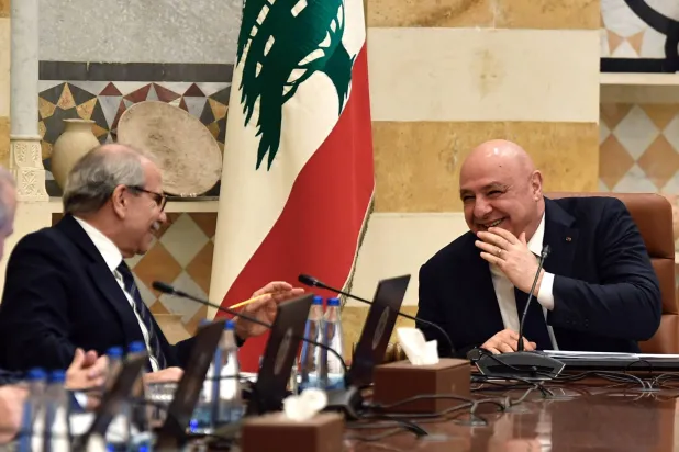 الرئيس اللبناني جوزيف عون متحدثاً مع رئيس الحكومة نواف سلام خلال جلسة الحكومة الاثنين (إ.ب.أ)