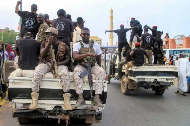 عناصر من الجيش السوداني في شوارع الخرطوم (أ.ف.ب)