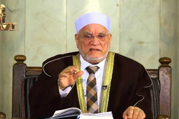 الدكتور أحمد عمر هاشم (صورة من صفحته الرسمية على «فيسبوك»)