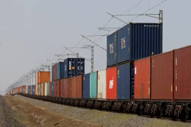 تُنقل الحاويات بالقطار قرب ميناء ديندايال في كاندلا بولاية غوجارات الغربية بالهند (رويترز)