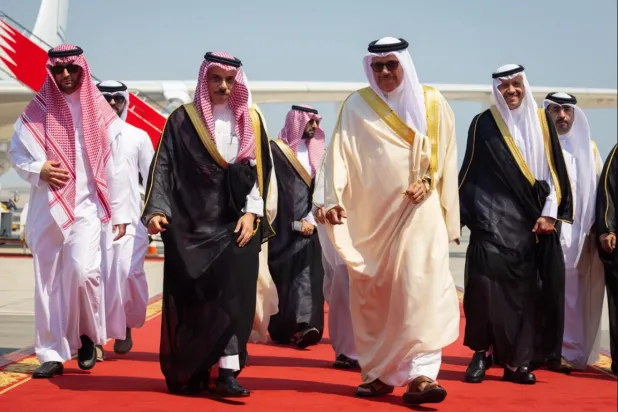 فيصل بن فرحان يترأس اجتماع اللجنة التنفيذية لمجلس التنسيق السعودي - البحريني بالمنامة