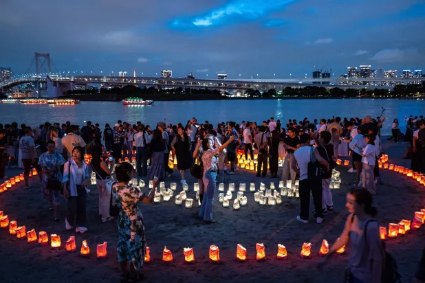 يابانيون يحتفلون بـ«مهرجان القناديل» في العاصمة طوكيو (أ.ف.ب)