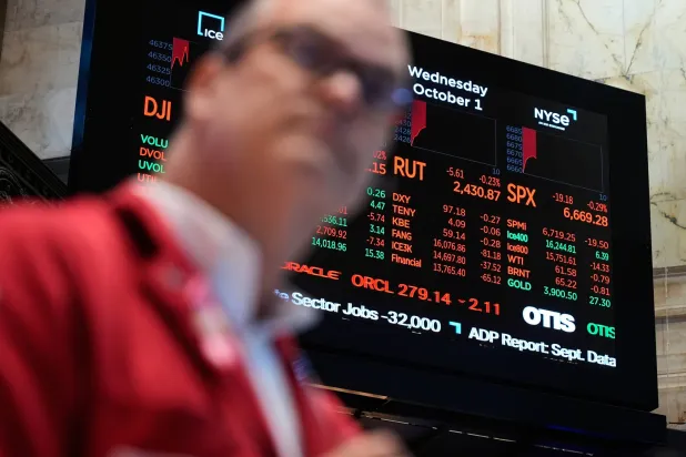 معلومات مالية تُعرض على الشاشات داخل قاعة بورصة نيويورك (أ.ب)
