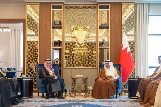 ولي عهد البحرين يستقبل وزير الخارجية السعودي