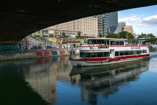قناة نهر الدانوب وسط مدينة فيينا - النمسا (أ.ف.ب)