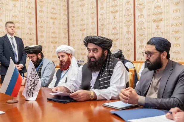 التقى وزير الخارجية الروسي سيرغي لافروف (غير مصور) بوزير الخارجية في الحكومة الأفغانية المؤقتة التي شكلتها حركة «طالبان» أمير خان متقي (يمين) على هامش الاجتماع السابع لـ«صيغة موسكو للمشاورات» بشأن أفغانستان في موسكو (د.ب.أ)