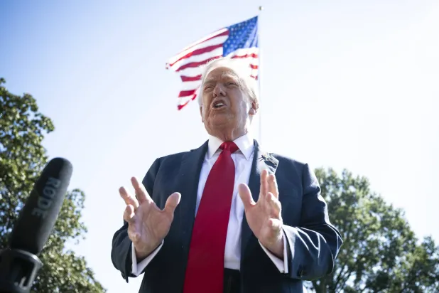 ترمب يتحدث مع الصحافيين 5 أكتوبر 2025 (إ.ب.أ)