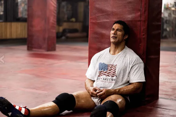 دواين جونسن منهكاً في «آلة التحطيم» (إيه 24 فيلمز)