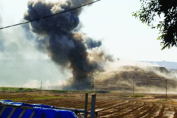 دخان يتصاعد من مقر «الحزب الديمقراطي الكردستاني الإيراني» في كردستان العراق بعد هجوم «الحرس الثوري» على مشارف كركوك 28 سبتمبر 2022 (رويترز)