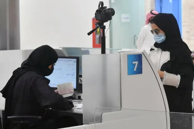 النساء السعوديات يعملن في معظم القطاعات (واس)