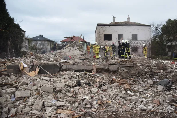 جانب من الدمار جراء القصف الروسي على مدينة لفيف الأوكرانية (د.ب.أ)