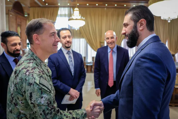 الرئيس السوري مستقبلاً قائد القيادة المركزية الأميركية الأدميرال براد كوبر في دمشق (حساب الرئاسة)