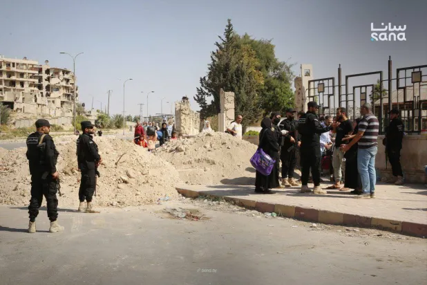 قوى الأمن الداخلي تؤمن خروج الأهالي من حيي الأشرفية والشيخ مقصود باتجاه أحياء حلب المجاورة الثلاثاء (سانا)