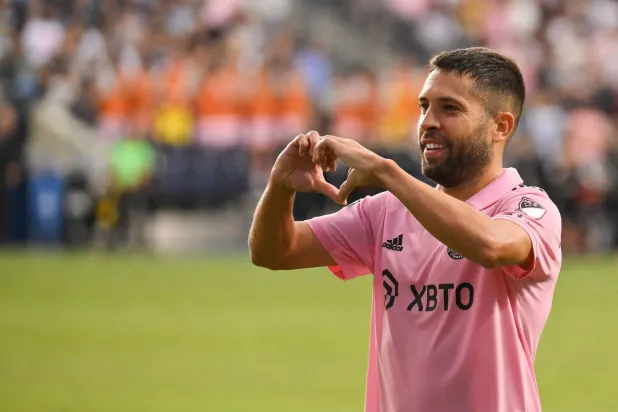 جوردي ألبا يعلن اعتزاله كرة القدم (أ.ف.ب)