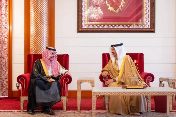 العاهل البحريني الملك حمد بن عيسى يستقبل وزير الخارجية السعودي الأمير فيصل بن فرحان بقصر الصافرية في المنامة (واس)