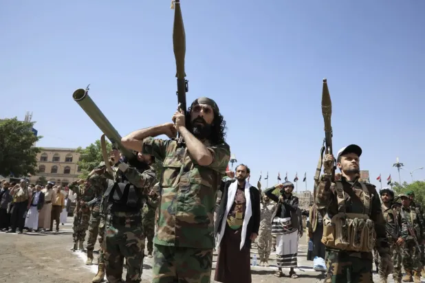 Husi savaşçıları, Hamas'ın 7 Ekim'de İsrail'e yönelik gerçekleştirdiği saldırıların ikinci yıldönümünü anma yürüyüşüne katılıyor... Sana'a, 7 Ekim 2025 (EPA)