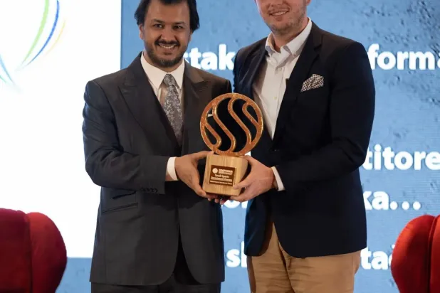 البكري يتسلم الجائزة من رئيس وزراء سراييفو (الشرق الأوسط)