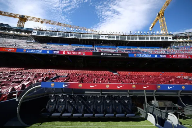 ملعب «كامب نو» ما زال تحت الإنشاءات (رويترز)