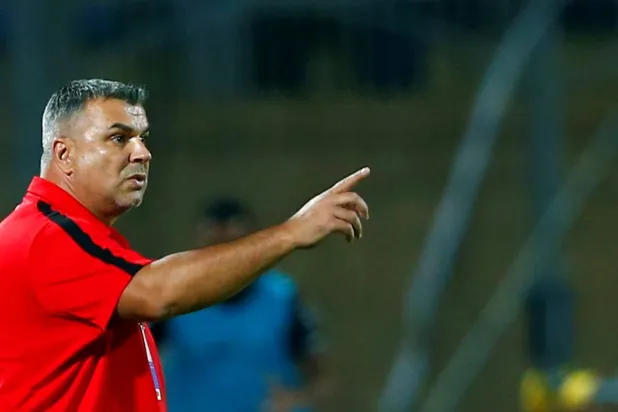 الروماني كوزمين أولاريو مدرب منتخب الإمارات (رويترز)