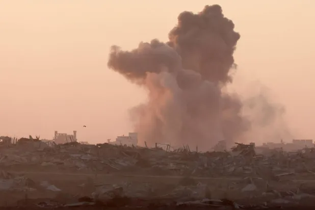 الدخان يتصاعد من قطاع غزة جراء الهجمات الإسرائيلية 7 أكتوبر 2025 (رويترز)