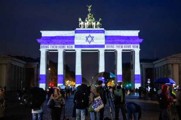 عبارة «أعيدوهم إلى ديارهم الآن» في إشارة إلى الرهائن الإسرائيليين خلال إضاءة بوابة براندنبورغ إحياءً للذكرى السنوية الثانية للهجوم الذي شنته حركة «حماس» على إسرائيل... الصورة في العاصمة الألمانية برلين 7 أكتوبر 2025 (إ.ب.أ)