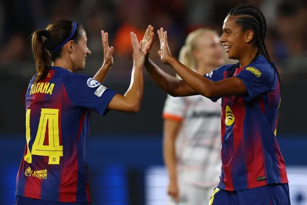 فرحة لاعبات برشلونة بالفوز الكاسح على بايرن ميونيخ (رويترز)