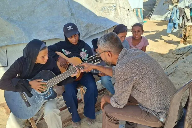 الموسيقي أحمد أبو عمشة يدرِّس العزف والغناء لأطفال غزة النازحين (صور الفنان)
