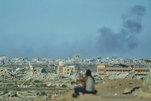 İsrail'in Gazze'ye saldırısının ardından yükselen dumanlar (AP)