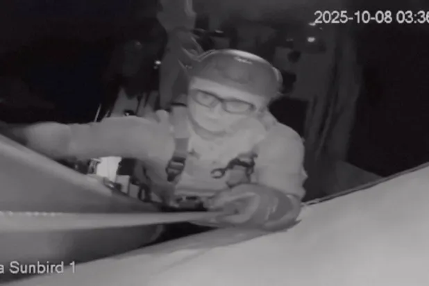 لقطة من فيديو نشره أسطول الحرية على «إنستغرام» تُظهر جندياً إسرائيلياً يُحطّم كاميرا المراقبة بإحدى سفن الأسطول الذي اعترضه الجيش الإسرائيلي (رويترز)