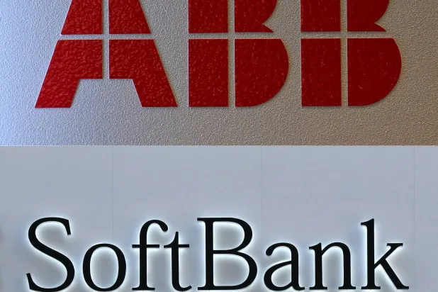 شعارا شركتيْ «إيه بي بي» السويسرية و«سوفت بنك» اليابانية (أ.ف.ب)