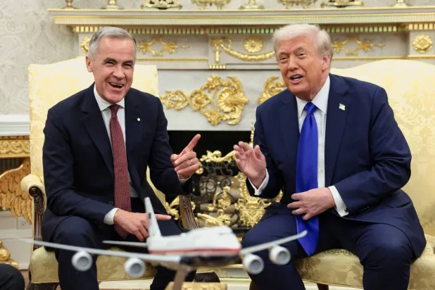  ترمب ورئيس الوزراء الكندي مارك كارني في أثناء لقائهما بالمكتب البيضاوي 7 أكتوبر 2025 (رويترز)