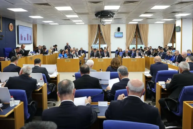 جانب من جلسة لجنة الخطة والموازنة بالبرلمان التركي خلال تقديم رئيس البنك المركزي فاتح كاراهان عرضه أمامها (موقع البرلمان)