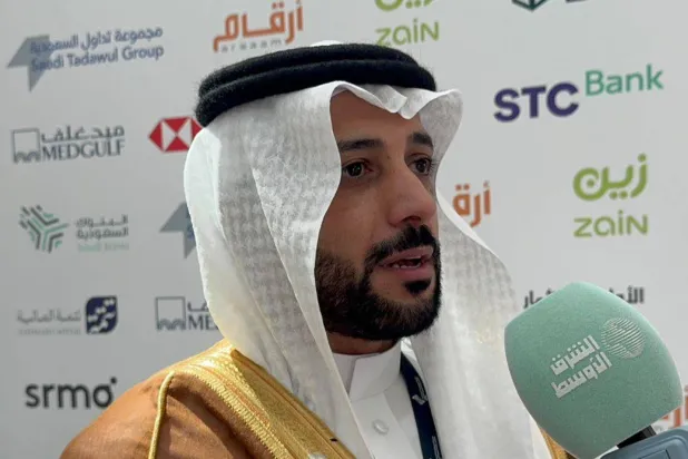 آل خمسان متحدثاً إلى «الشرق الأوسط» خلال ملتقى الأكاديمية المالية 2025 (الشرق الأوسط)