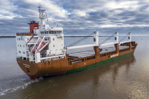 سفينة الشحن «مينرفاغراخت» التي تعرضت لهجوم في خليج عدن ما أدى إلى جنوحها سبتمبر الماضي (أ.ب)