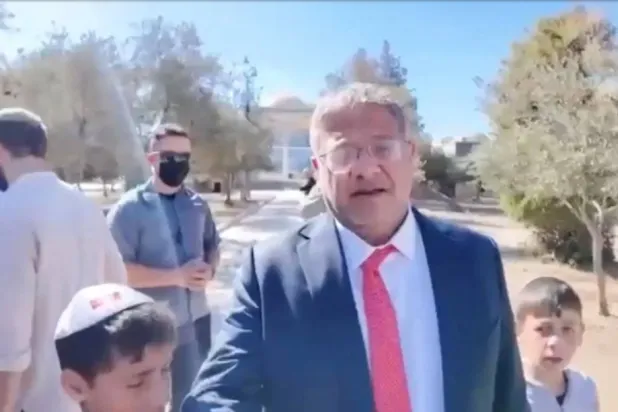 وزير الأمن القومي الإسرائيلي إيتمار بن غفير وعدد من المستوطنين خلال اقتحام المسجد (رويترز)