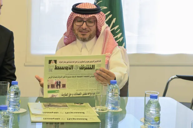 السفير السعودي لدى لبنان وليد بخاري خلال زيارته مكتب «الشرق الأوسط» في بيروت (الشرق الأوسط)