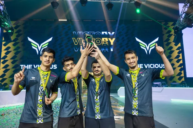 لحظة تتويج فريق «ذا فيشس» (اتحاد الرياضات الإلكترونية)