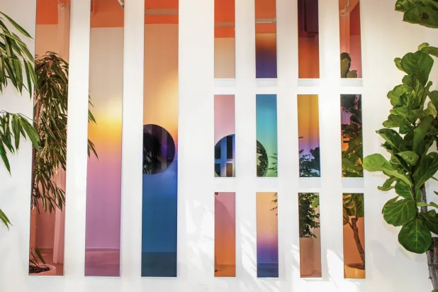 في «سبكتروم»... المرآة تُربك النظرة إلى الحقيقة (ذا ميرور بروجيكت)